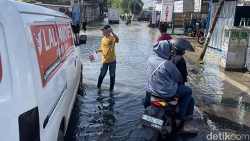 Jalan H Mansyur Gondrong Tangerang Macet Parah Imbas Banjir