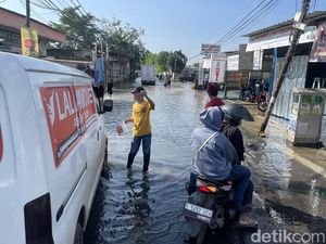 Jalan H Mansyur Gondrong Tangerang Macet Parah Imbas Banjir Jalan H Mansyur Gondrong Tangerang Macet Parah Imbas Banjir