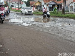 Warga Cirebon Pertanyakan Perbaikan Jalan Gebang-Pabuaran yang Rusak
