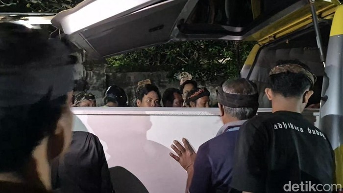 Jenazah korban karam KMP Tunu Pratama Jaya, I Kadek Oka, kesudahannya tiba di rumah murung di Banjar Nesa, Kecamatan Banjarangkan, Klungkung, Bali, pada Selasa (8/7/2025). (Ni Komang Ayu Leona Wirawan)