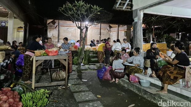 Jenazah korban karam KMP Tunu Pratama Jaya, I Kadek Oka, kesudahannya tiba di rumah murung di Banjar Nesa, Kecamatan Banjarangkan, Klungkung, Bali, pada Selasa (8/7/2025). (Ni Komang Ayu Leona Wirawan)