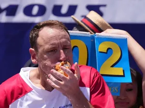 Kenalin Nih! Jagoan Makan yang Mampu Lahap 70,5 Hot Dog dalam 10 Menit Kenalin Nih! Jagoan Makan yang Mampu Lahap 70,5 Hot Dog dalam 10 Menit
