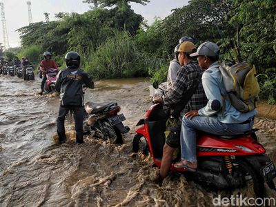 Kali CBL Meluap, Jalan Raya Babelan Bekasi Lumpuh