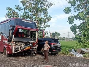 Bus Peziarah Lamongan Tabrak Tronton di Ngawi, Belasan Penumpang Luka Bus Peziarah Lamongan Tabrak Tronton di Ngawi, Belasan Penumpang Luka