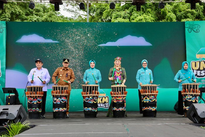 Ketua Umum Tim Penggerak Pemberdayaan dan Kesejahteraan Keluarga (TP PKK) Tri Tito Karnavian membuka Festival Usaha Mikro, Kecil, dan Menengah (UMKM) 2025 dan Pemeriksaan Kesehatan Gratis (PKG). Ketua Umum Tim Penggerak Pemberdayaan dan Kesejahteraan Keluarga (TP PKK) Tri Tito Karnavian membuka Festival Usaha Mikro, Kecil, dan Menengah (UMKM) 2025 dan Pemeriksaan Kesehatan Gratis (PKG).