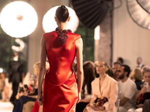Kalung Jantung Berdetak, Surealisme Futuristis di Koleksi Terbaru Schiaparelli Kalung Jantung Berdetak, Surealisme Futuristis di Koleksi Terbaru Schiaparelli