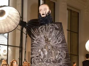 Foto: Koleksi Schiaparelli Haute Couture, Kalung Jantung Viral Jadi Primadona Foto: Koleksi Schiaparelli Haute Couture, Kalung Jantung Viral Jadi Primadona