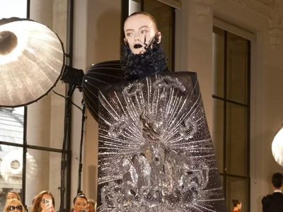 Foto: Koleksi Schiaparelli Haute Couture, Kalung Jantung Viral Jadi Primadona