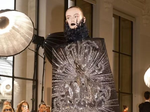 Foto: Koleksi Schiaparelli Haute Couture, Kalung Jantung Viral Jadi Primadona