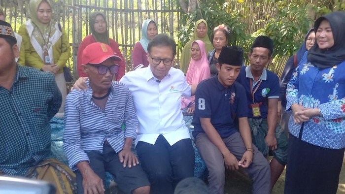 Menkes Budi Gunadi Sadikin mendatangi penderita kusta di Dusun Pancor, Desa Pamulaan, Kecamatan Camplong, Sampang.