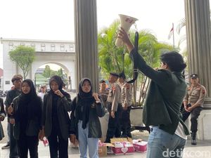 Demo di DPRD Kota Semarang, Mahasiswa Protes soal Banjir-Kreak Demo di DPRD Kota Semarang, Mahasiswa Protes soal Banjir-Kreak