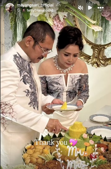 7 Gaya Couple Mayangsari &amp; Bambang Tri Rayakan Anniversary Pernikahan ke-25