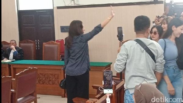 Lambaian Tangan Nikita Mirzani untuk Penggemar dan Sahabat