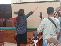 Lambaian Tangan Nikita Mirzani untuk Penggemar dan Sahabat