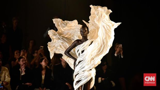 Paris Couture Week - Iris van Herpen Iris van Herpen menggabungkan renungan ekologis, eksperimen ilmiah, sekaligus ritual artistik yang menyentuh lewat pertunjukan koleksi 'Sympoiesis' di Paris Couture Week pada Senin (7/7).