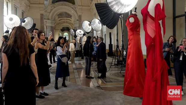 Rumah mode Schiaparelli membuka Paris Couture Week dengan megah dan penuh kejutan. Di tangan Daniel Roseberry, koleksi ingin menyelami sejarah sembari memproyeksikannya ke masa depan.