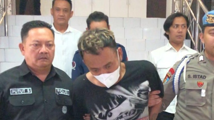 MCH (28) alias Huda terduga pembunuh perempuan muda Kediri di Blitar di saat dikelerr di Polres Blitar