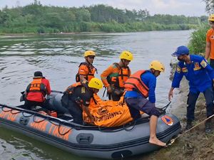 Geger Mayat Perempuan Mengapung di Sungai Brantas Tulungagung Geger Mayat Perempuan Mengapung di Sungai Brantas Tulungagung