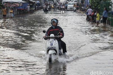 Pengendara Nekat Terobos Banjir di Ceger Raya Tangsel