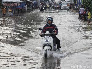 Pengendara Nekat Terobos Banjir di Ceger Raya Tangsel Pengendara Nekat Terobos Banjir di Ceger Raya Tangsel