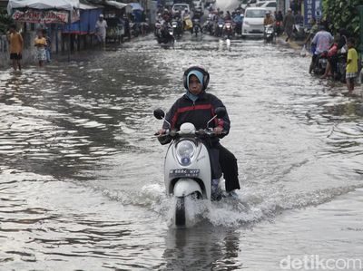 Pengendara Nekat Terobos Banjir di Ceger Raya Tangsel
