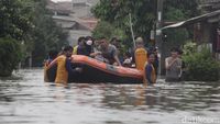 Perumahan di Ciledug Banjir, Warga Dievakuasi Pakai Perahu
