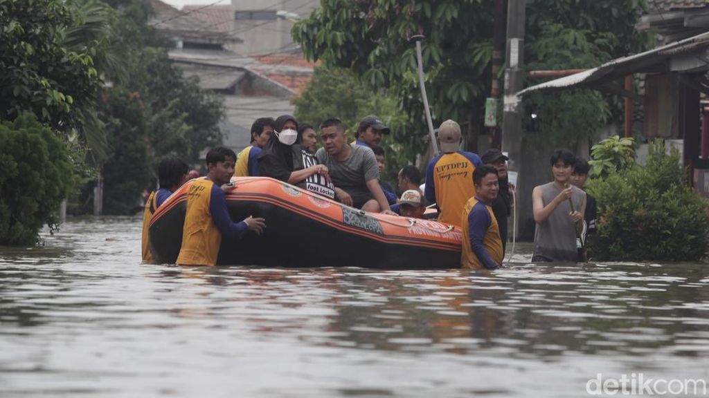 Perumahan di Ciledug Banjir, Warga Dievakuasi Pakai Perahu Perumahan di Ciledug Banjir, Warga Dievakuasi Pakai Perahu