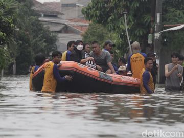 Perumahan di Ciledug Banjir, Warga Dievakuasi Pakai Perahu