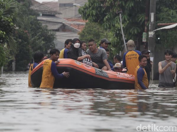 Perumahan di Ciledug Banjir, Warga Dievakuasi Pakai Perahu