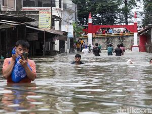 Video: Banjir Ciledug Indah Mulai Surut, Kendaraan Sudah Bisa Melintas Video: Banjir Ciledug Indah Mulai Surut, Kendaraan Sudah Bisa Melintas