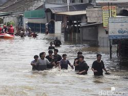 Video Banjir di Ciledug Indah: Bocil Berenang, Abang Ojol Tetap Antar Paket