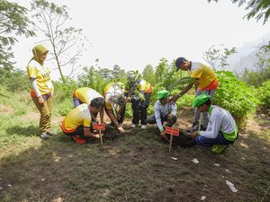 HUT ke-53, Petrokimia Gresik Gelar Plogging di Gunung Penanggungan HUT ke-53, Petrokimia Gresik Gelar Plogging di Gunung Penanggungan
