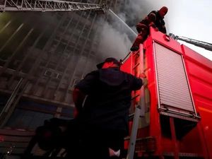 Gedung Pusat Telekomunikasi Mesir Terbakar, 4 Orang Tewas-22 Luka Gedung Pusat Telekomunikasi Mesir Terbakar, 4 Orang Tewas-22 Luka