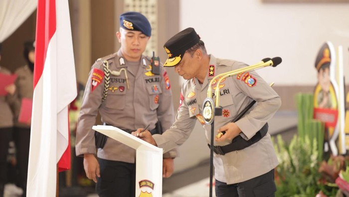 Kapolda Jatim Irjen Nanang Avianto di saat memimpin sertijab di Gedung Mahameru Polda Jatim