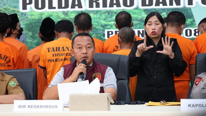 Polda Riau menggelar pertemuan pers terkait problem pembakaran dan perambahan hutan di Provinsi Riau, Selasa (8/7/2025).