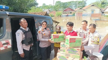 Polisi Salurkan Bantuan ke Warga yang Ngungsi Akibat Banjir di Bekasi