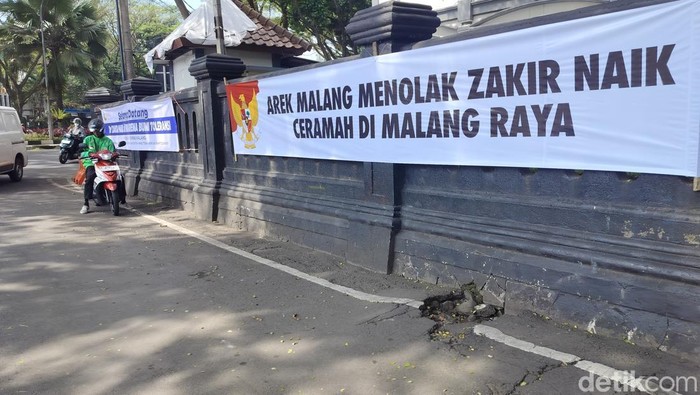 Poster penolakan Dr Zakir Naik di depan Gedung DPRD Kota Malang