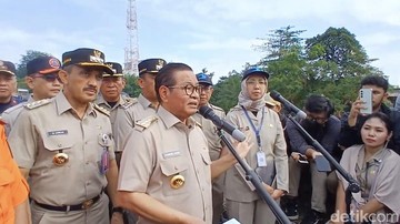 Tinjau Kali Ciliwung, Pramono Beri Arahan Langsung ke Petugas Terkait Banjir