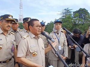 Tinjau Kali Ciliwung, Pramono Beri Arahan Langsung ke Petugas Terkait Banjir