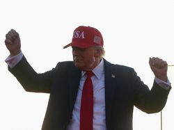 Puluhan Ribu Buruh RI Bisa Jadi Korban PHK Gara-gara Trump