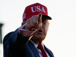 Trump Naikkan Tarif Impor Kanada Jadi 35% Trump Naikkan Tarif Impor Kanada Jadi 35%