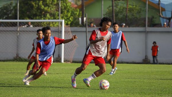 Potret PSM Makassar Gelar Latihan di Stadion Kalegowa
