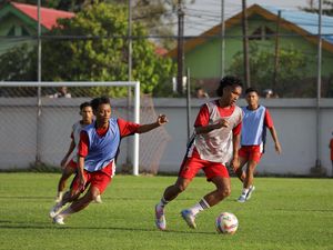 Potret PSM Makassar Gelar Latihan di Stadion Kalegowa Potret PSM Makassar Gelar Latihan di Stadion Kalegowa