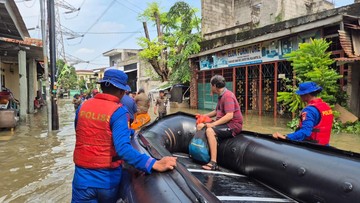 Tim SAR Ditpolairud Polda Metro Patroli Dampak Banjir di Jabodetabek