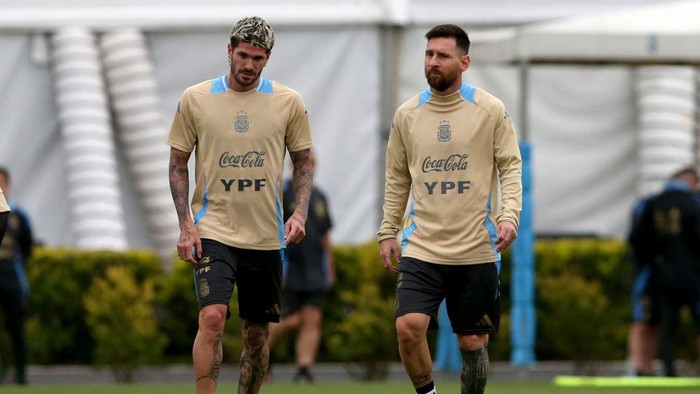 EZEIZA, ARGENTINA - OCTOBER 14: Lionel Messi of Argentina and Rodrigo De Paul of Argentina walk on the pitch during a practice session at Lionel Messi training camp on October 14, 2024 in Ezeiza, Argentina. (Photo by Daniel Jayo/Getty Images)