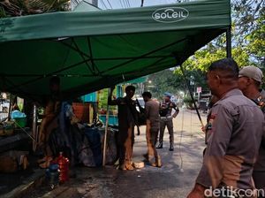 Puluhan PKL Liar di Jalan Pimpong Palembang Ditertibkan, Gerobak Diangkut Puluhan PKL Liar di Jalan Pimpong Palembang Ditertibkan, Gerobak Diangkut
