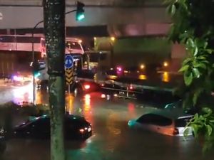 Video: Banjir di Lampu Merah Deltamas Cikarang, Sejumlah Kendaraan Terjebak