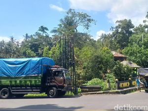 Jalan Ambles di Tabanan, Sopir Truk Keluhkan Jalur Memutar Bikin Tekor Jalan Ambles di Tabanan, Sopir Truk Keluhkan Jalur Memutar Bikin Tekor