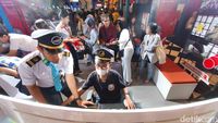 Sensasi Jadi Masinis LRT di Jakarta Fair