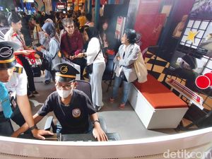 Sensasi Jadi Masinis LRT di Jakarta Fair
